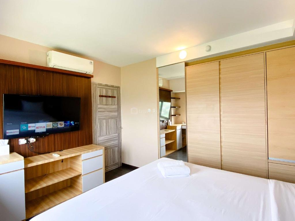 Best Deal and Homey 1BR Apartment Grand Sentraland Karawang By Travelio - Apartamento De Un Dormitorio