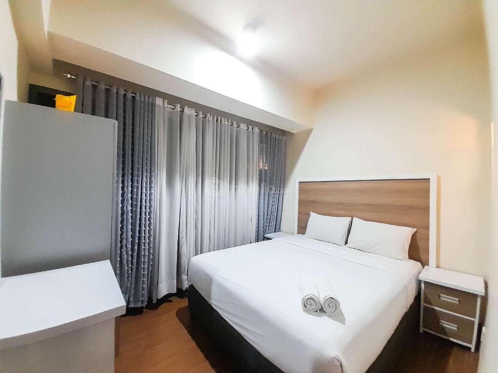 Postel nebo postele na pokoji v ubytování Comfortable and Homey 1BR at Uttara The Icon Apartment By Travelio