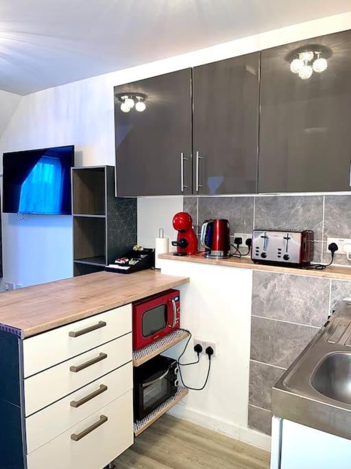 a kitchen with a counter top with a microwave at Crescent Loft Apartment - 1 bed in Goodmayes