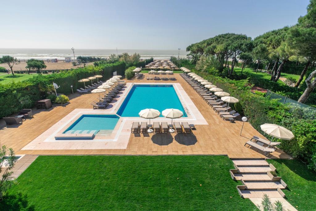 Bazén v ubytování Hotel Gallia & Resort nebo v jeho okolí