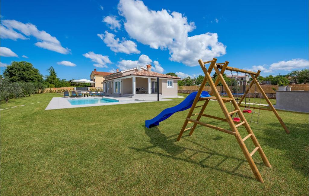 huśtawka w ogrodzie z domem w obiekcie 4 Bedroom Beautiful Home In Barban w mieście Barban