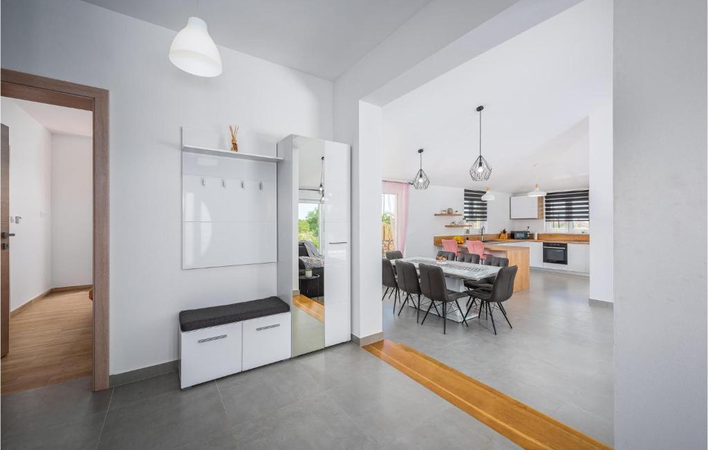 Kuchnia lub aneks kuchenny w obiekcie 4 Bedroom Beautiful Home In Barban