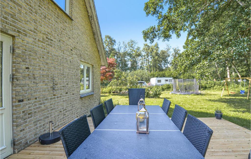 Zahrada ubytování Beautiful Home In Rønde With Kitchen