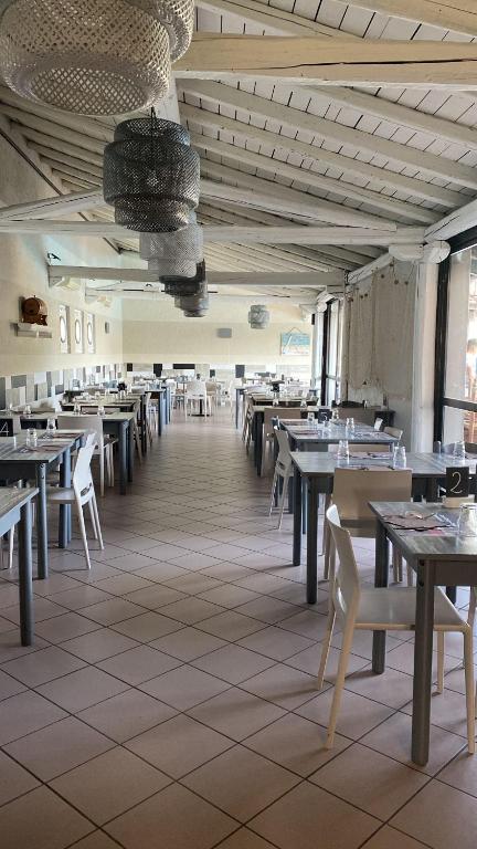 Reštaurácia alebo iné gastronomické zariadenie v ubytovaní Camping Del Sole Village