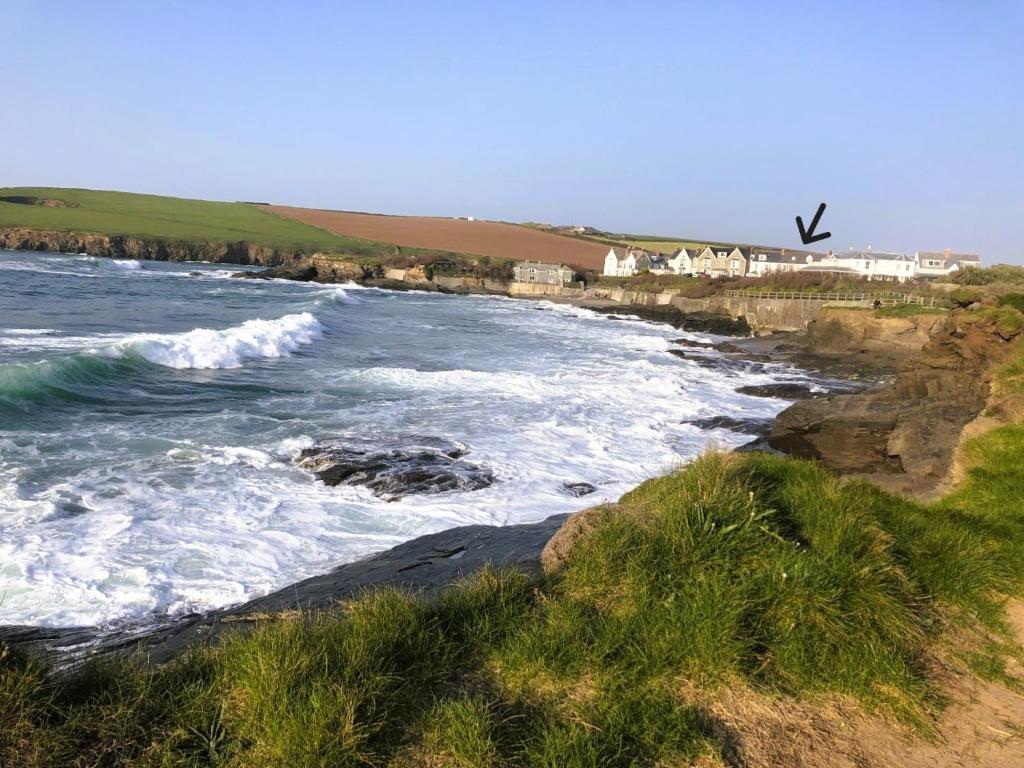 Ein Vogel fliegt mit Wellen über den Ozean in der Unterkunft The Moorings - Just a few metres from the sea! in Padstow