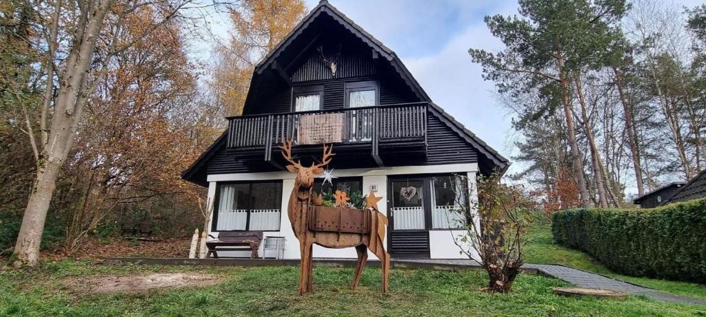 Una statua di un cervo di fronte a una casa di Ferienhaus für 2 Personen ca 75 m in Frankenau, Hessen Hessisches Bergland a Frankenau