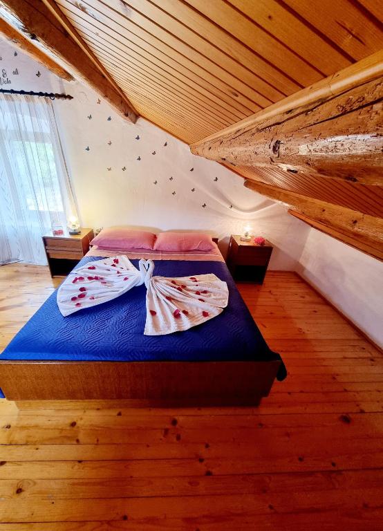Postel nebo postele na pokoji v ubytování Apartmani Milenko Lubenice