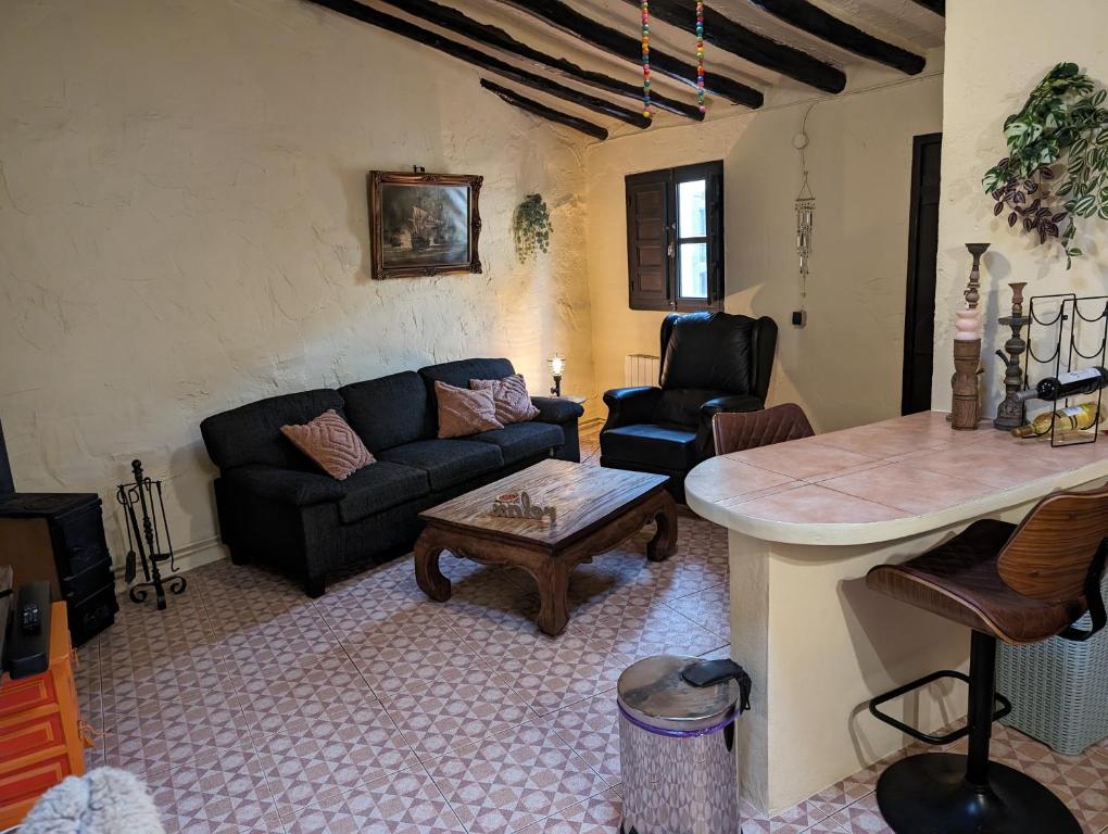 een woonkamer met een bank en een tafel bij Casa Burga in Perelló