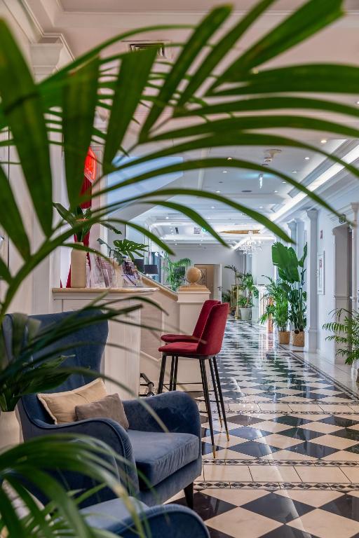 Queen's Court Hotel & Residence - Resim 10