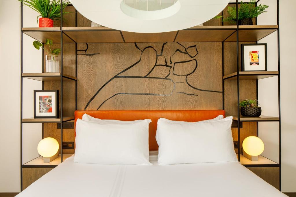 Llit o llits en una habitació de ibis Styles Edinburgh St Andrew Square