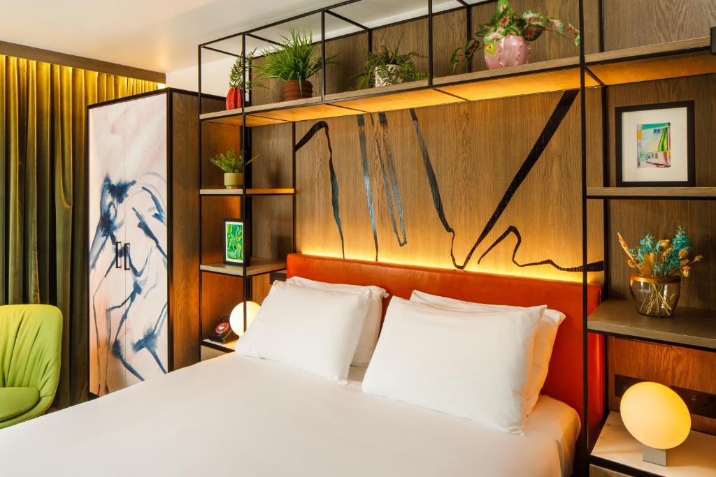 Llit o llits en una habitació de ibis Styles Edinburgh St Andrew Square