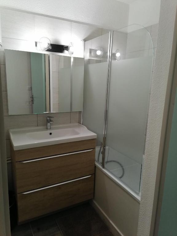 une salle de bain avec un lavabo et une douche dans l'établissement Logement bord de y, à Les Sables-dʼOlonne