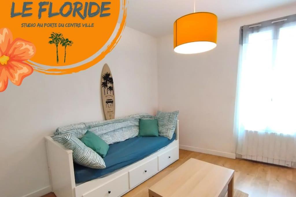 un salon avec un canapé et une table dans l'établissement Le Floride Jolie studio à Poitiers FIBRE, à Poitiers
