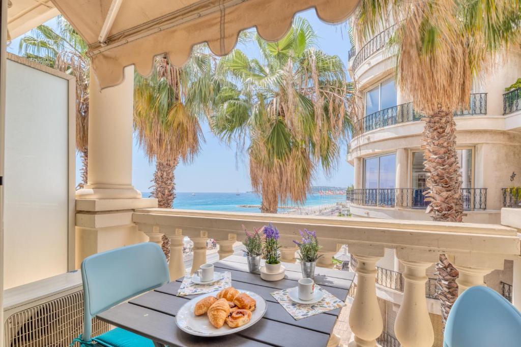- une salle à manger avec une table et des chaises et une vue sur l'océan dans l'établissement Victoria Beach, à Menton