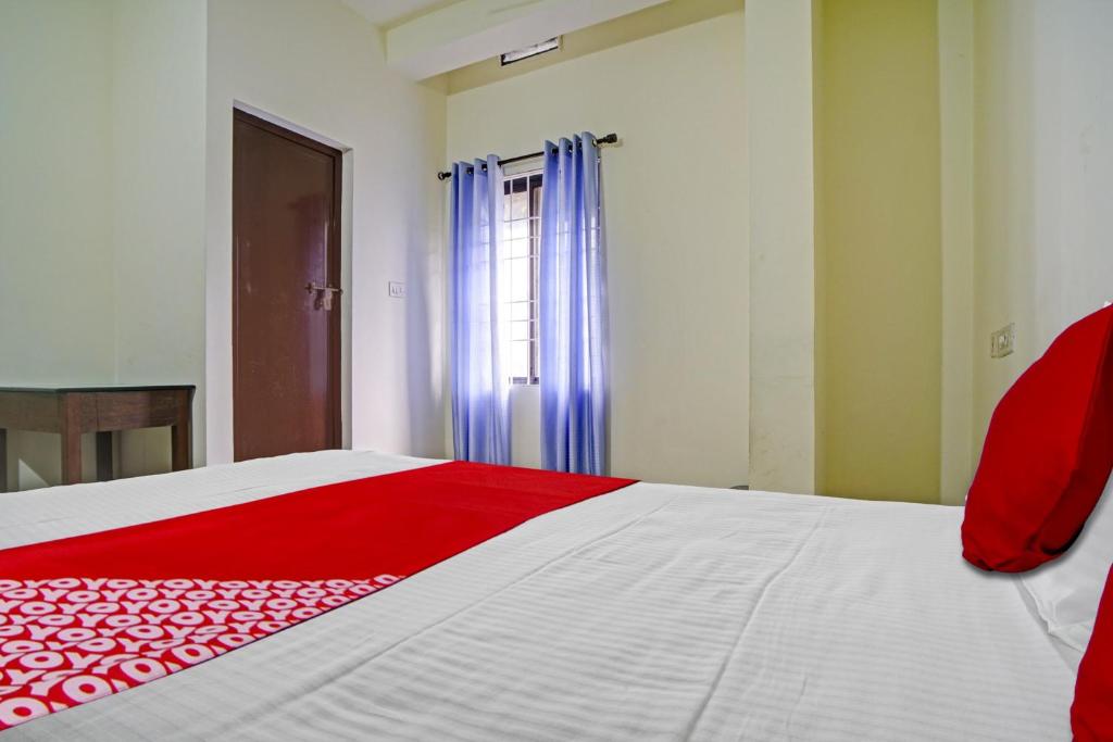 Postel nebo postele na pokoji v ubytování Hotel O Highway Inn