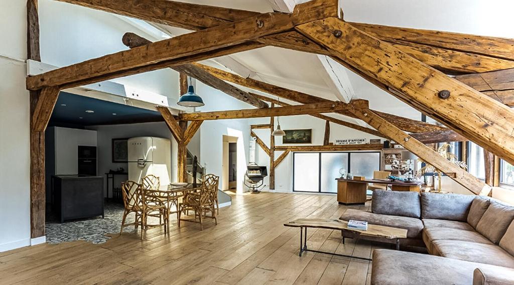 un salon avec un canapé et une table dans l'établissement Loft 92 - Avec belle terrasse proche de Paris, à Ville-dʼAvray