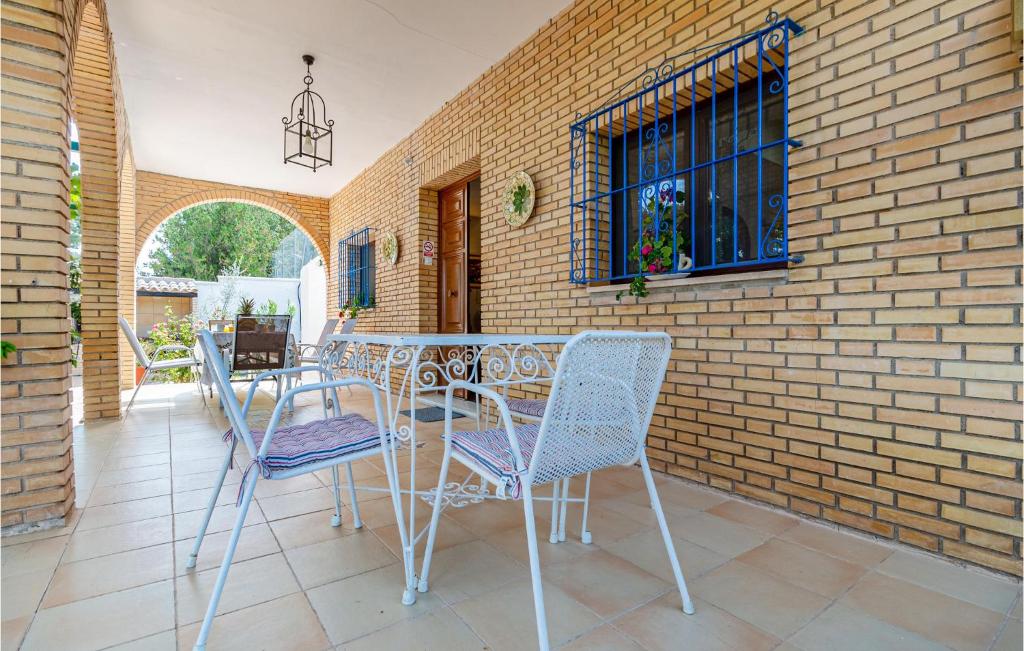 Patio nebo venkovní prostory v ubytování Amazing Home In Casariche With Wifi