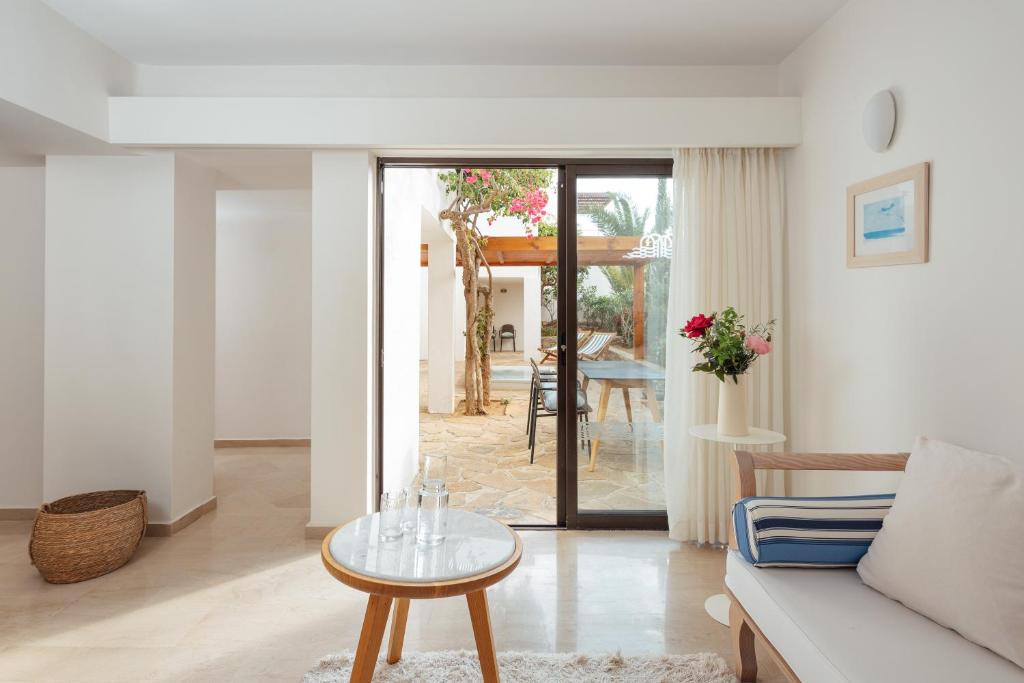 Posedenie v ubytovaní St. Nicolas Bay Resort Hotel & Villas