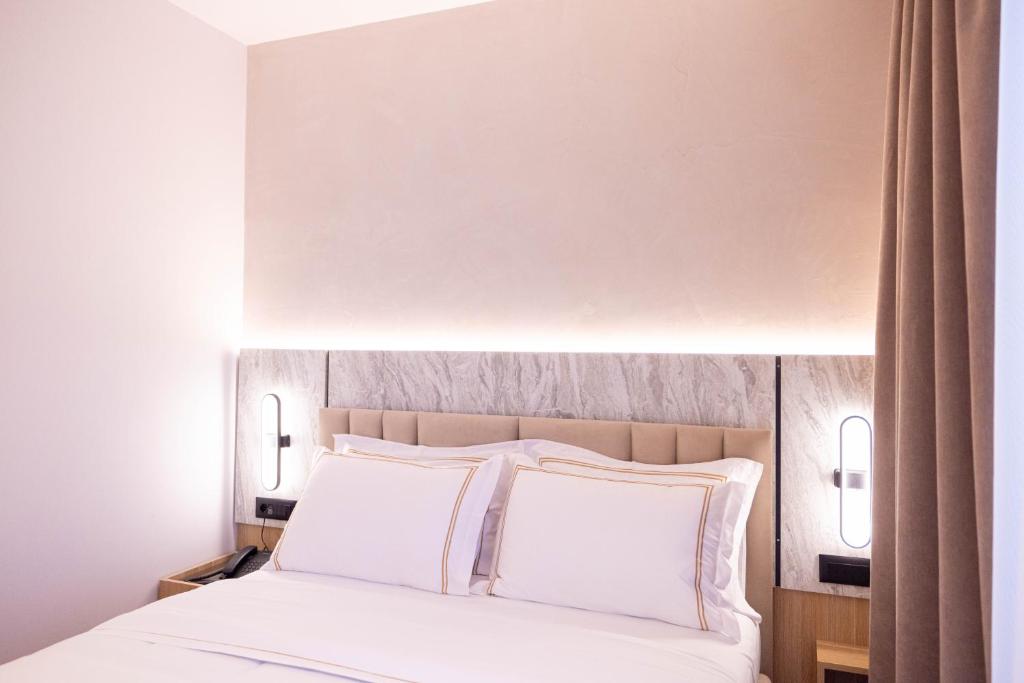 Postel nebo postele na pokoji v ubytování Tris3 Hotel
