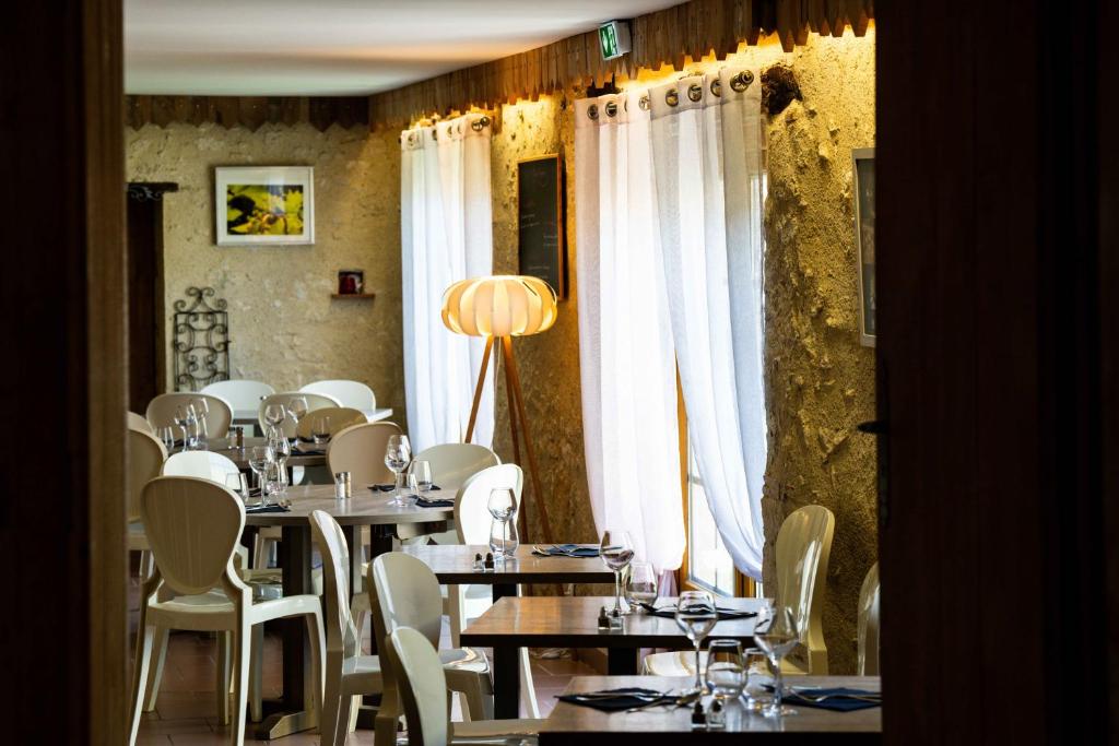 Posezení v ubytování Logis L'Auberge de Larressingle