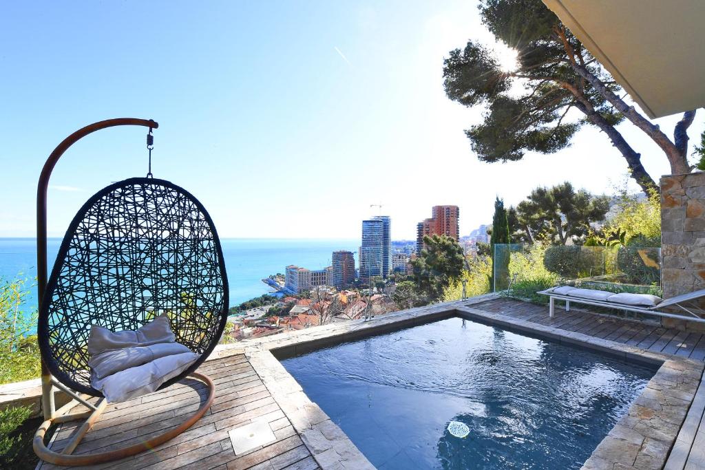 - une balançoire à côté d'une piscine dans l'établissement Villa Laetitia Private Pool, à Roquebrune-Cap-Martin