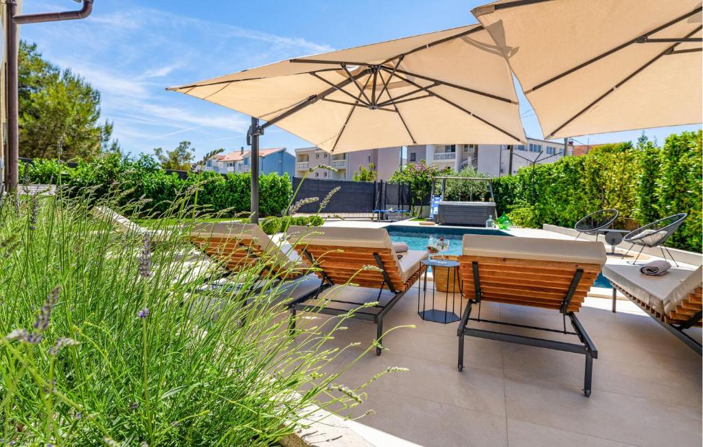 Vonkajšia záhrada v ubytovaní Beautiful Home In Biograd Na Moru