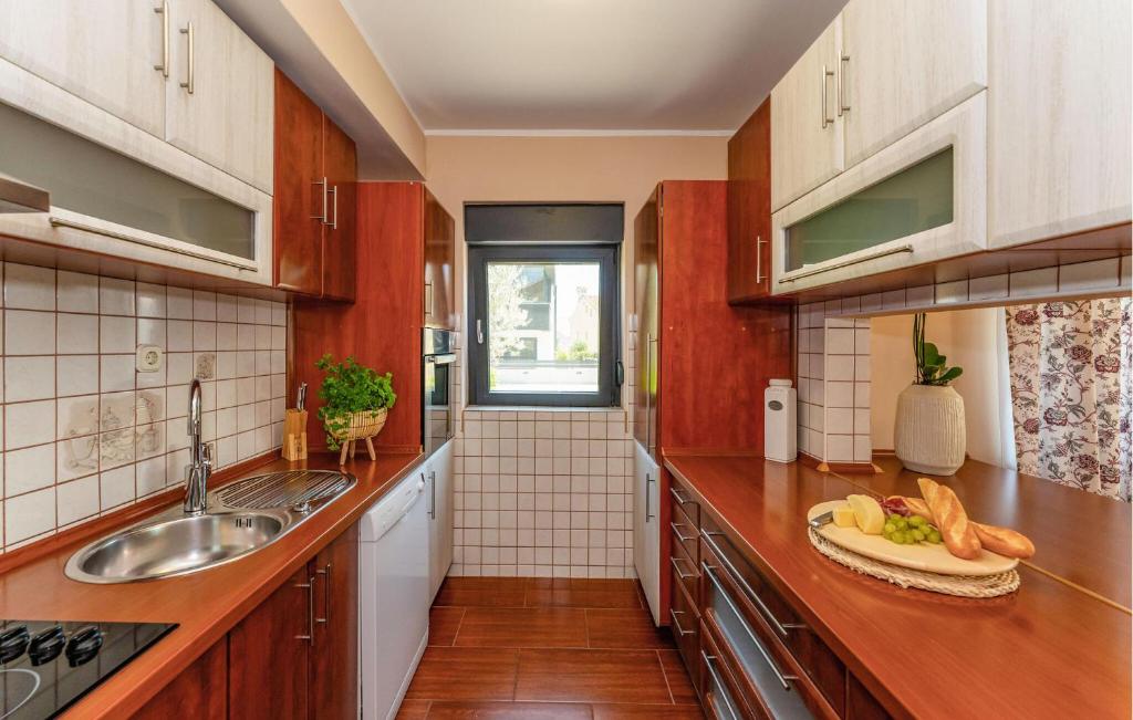 Kuchyňa alebo kuchynka v ubytovaní Beautiful Home In Biograd Na Moru