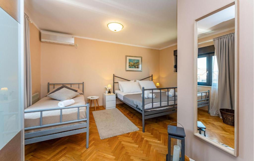 Posteľ alebo postele v izbe v ubytovaní Beautiful Home In Biograd Na Moru