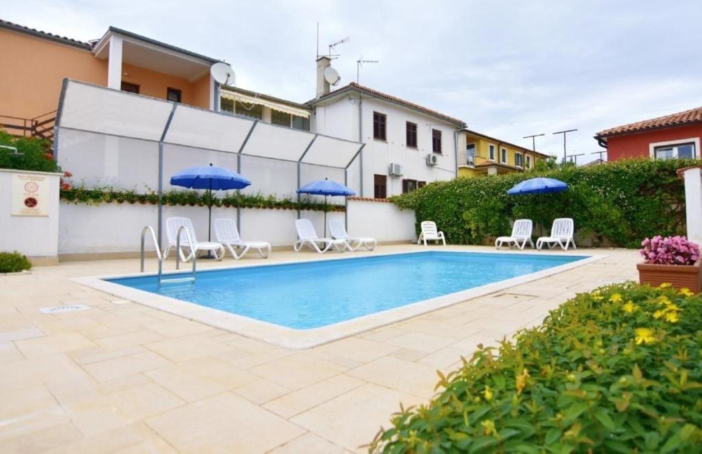 Πισίνα στο ή κοντά στο Tolles Ferienhaus in Umag mit Gepflegtem Garten