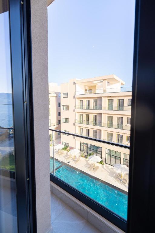 Bazén v ubytování Tris3 Hotel nebo v jeho okolí