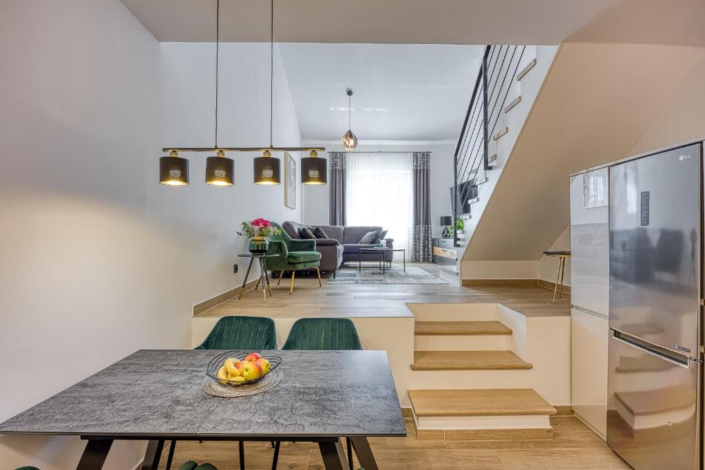 cocina y sala de estar con mesa y un bol de fruta en Sara Luxury in City Center, en Poreč