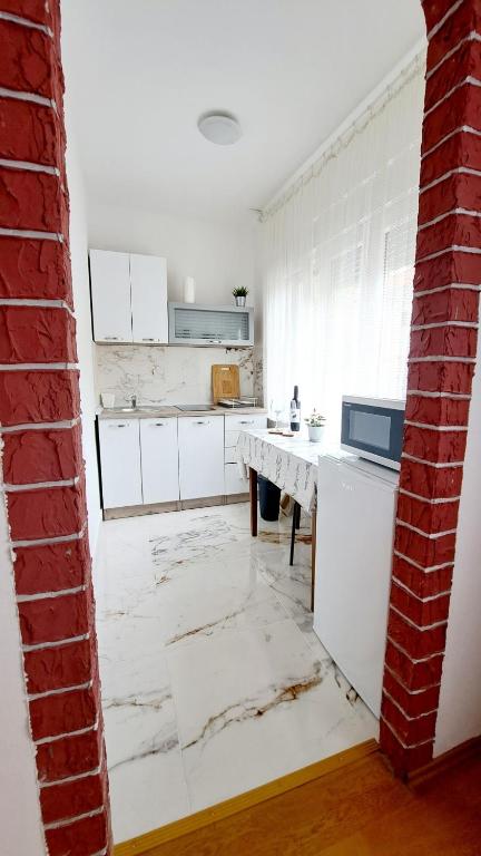 Kuchyň nebo kuchyňský kout v ubytování Apartmani E&G