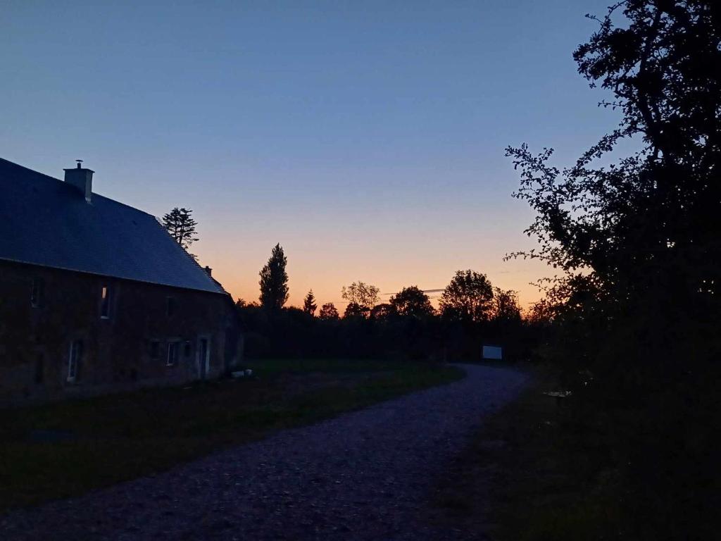 Východ nebo západ slunce při pohledu z bed and breakfast nebo okolí