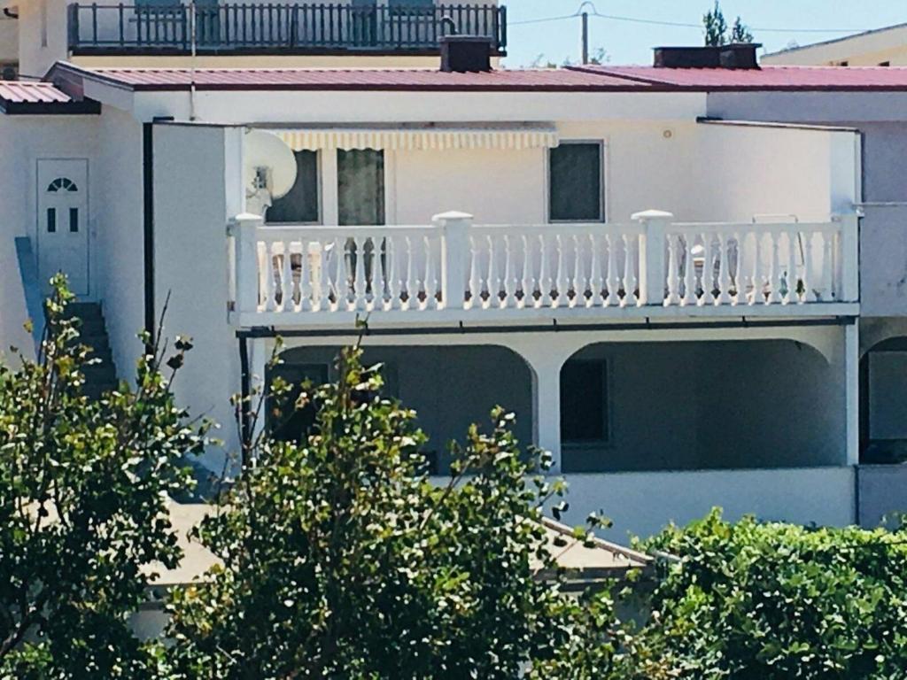 Foto dalla galleria di Einfaches Ferienhaus nur 200 Meter vom Meer für Naturliebhaber und Ruhesuchende a Cesarica