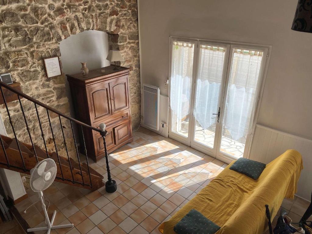 un salon avec un canapé et un escalier dans l'établissement Appartement T3 au calme avec extérieur privatif, proche étang, tout équipé, 3 chambres. - FR-1-553-86, à Balaruc-les-Bains