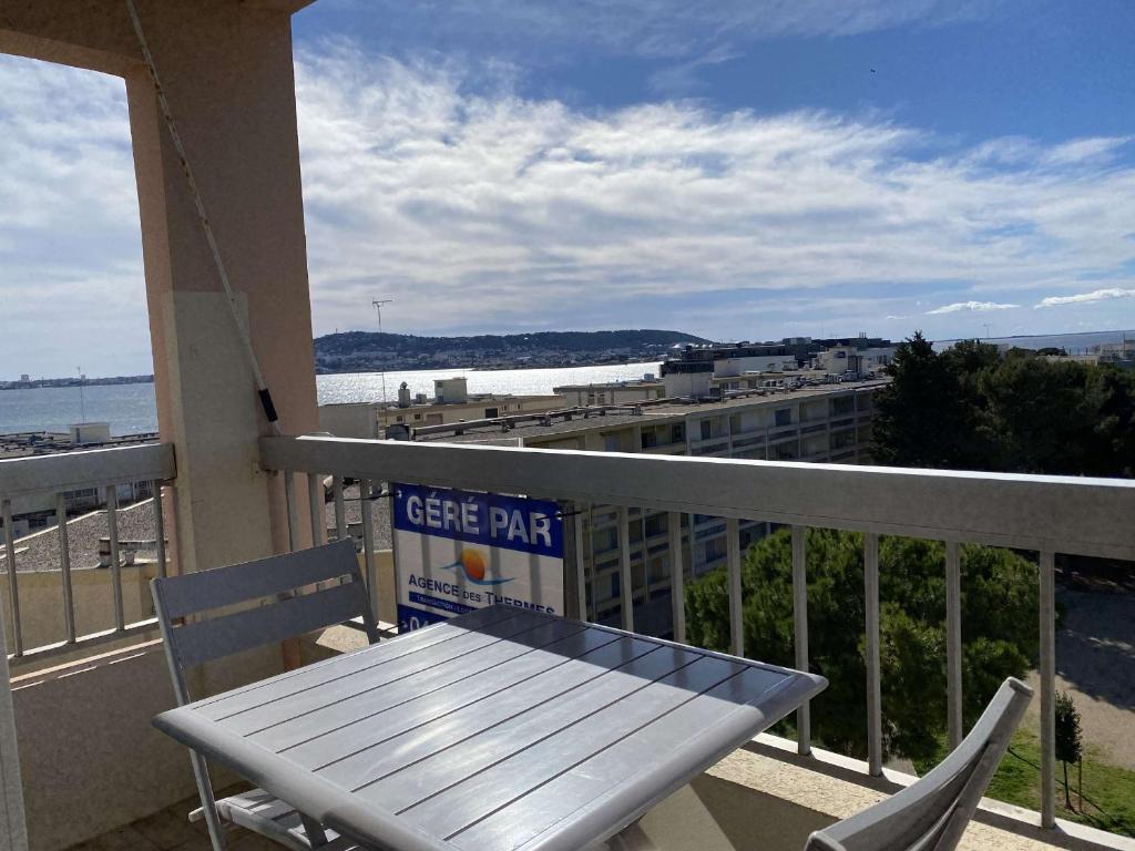 Photo de la galerie de l'établissement T1 équipé avec balcon et belle vue à Balaruc-les-Bains - FR-1-553-98, à Balaruc-les-Bains