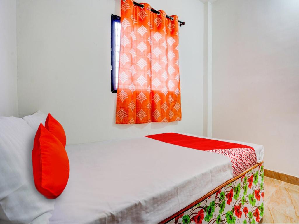 Postel nebo postele na pokoji v ubytování Hotel O RJ Hotel