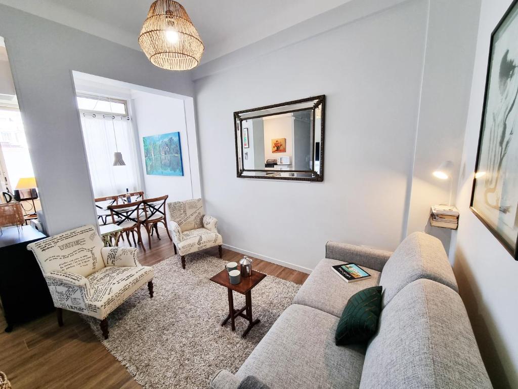 un salon avec un canapé, des chaises et une table dans l'établissement 