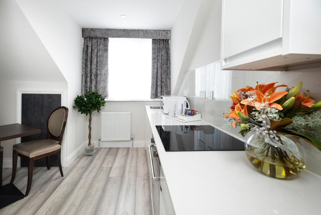 
Studio with 1 Double Bed, 1 Single Bed and Kitchenette
