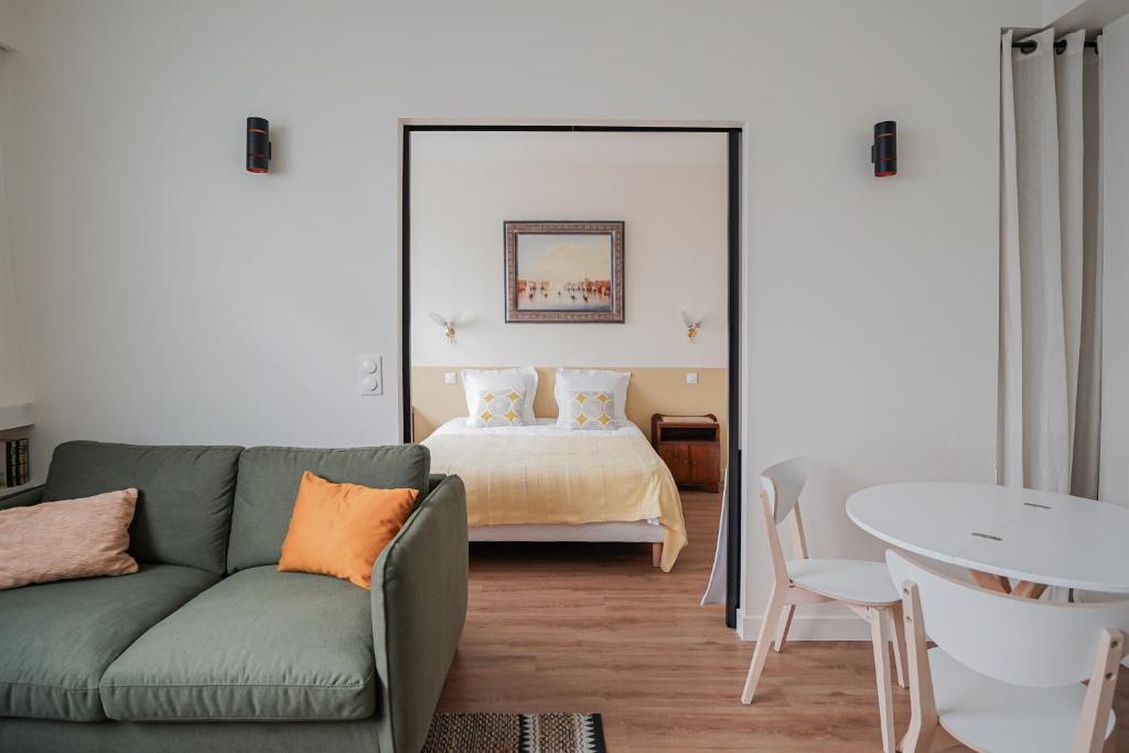 un salon avec un canapé et un lit dans l'établissement Appartement moderne et chic proche Tour Eiffel, à Paris