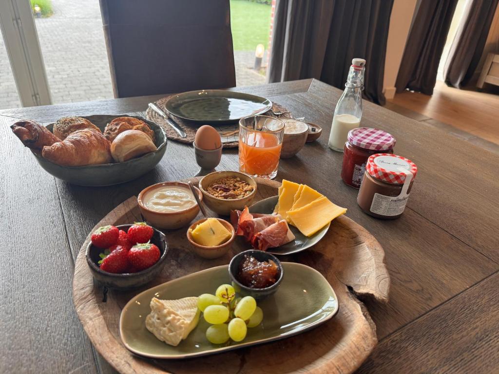 un tavolo con un vassoio di prodotti per la colazione di B&B De Vreehoeve a Merksplas