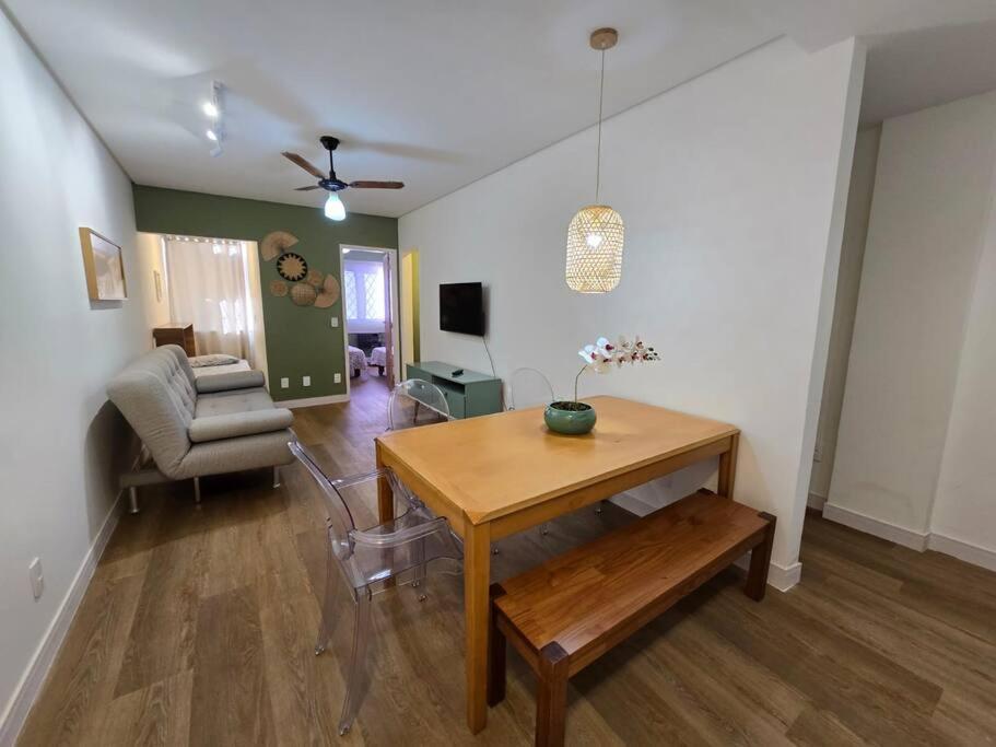 a living room with a table and a chair at Recanto Camburi in Vitória