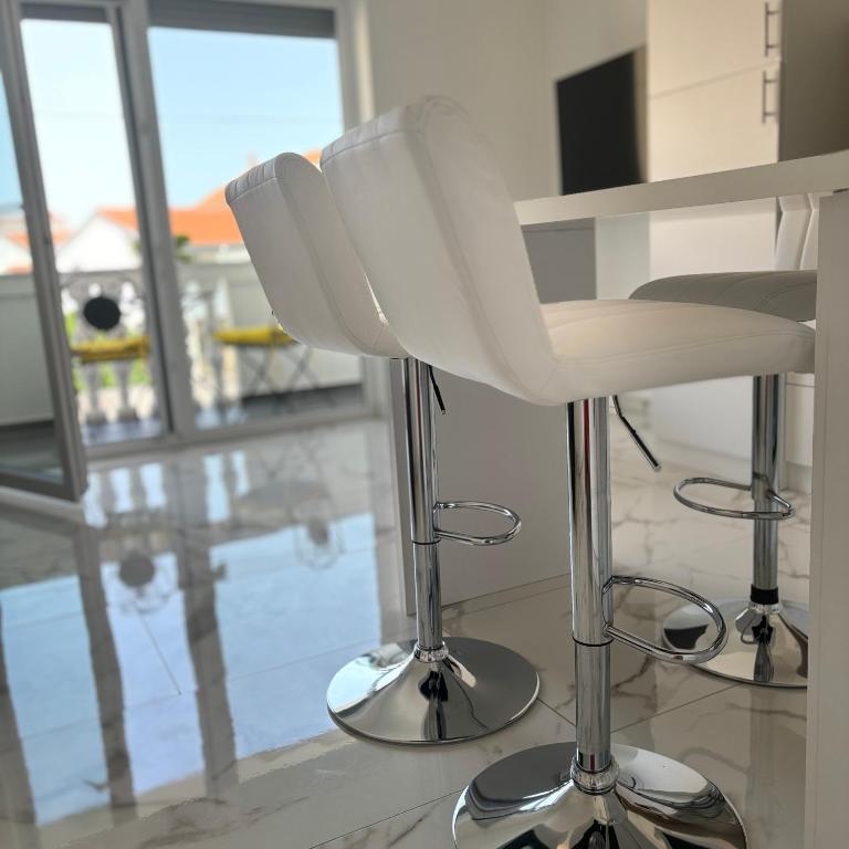 Televízia a/alebo spoločenská miestnosť v ubytovaní Deluxe Apartment Zadar