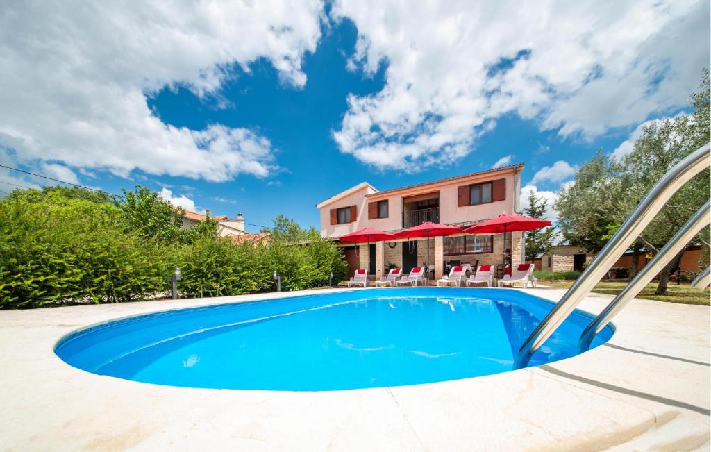 LisičićiにあるAwesome Home In Lisicic With Wifiの家の前のプール