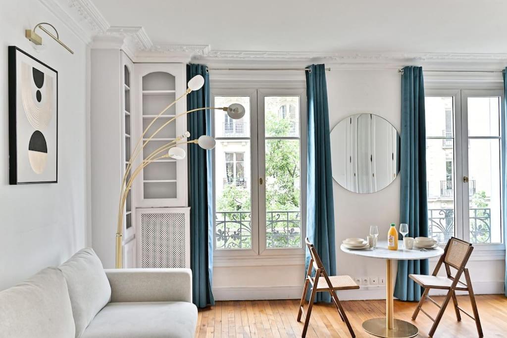 un salon avec un canapé et une table dans l'établissement Appartement Haussmannien lumineux et central, à Paris