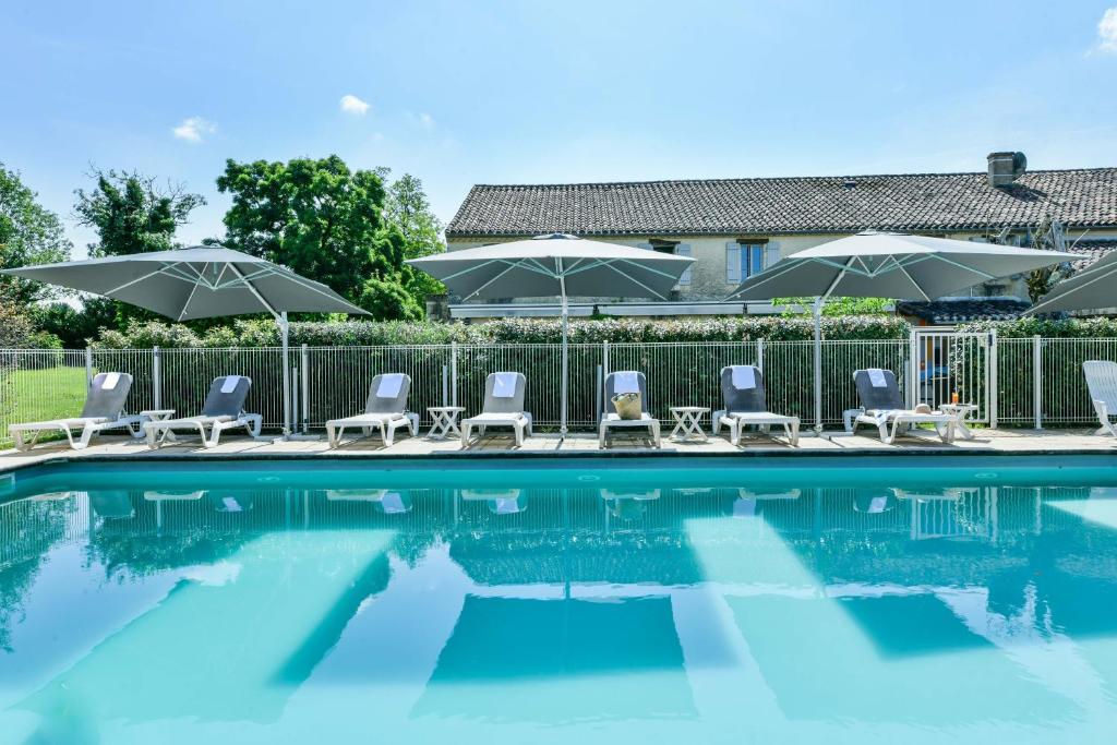 Bazén v ubytování Logis Hôtel La Ferme de Flaran nebo v jeho okolí