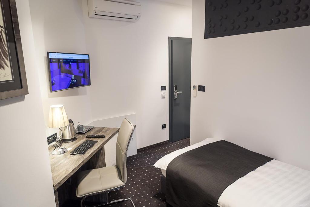 Postel nebo postele na pokoji v ubytování Log In Rooms