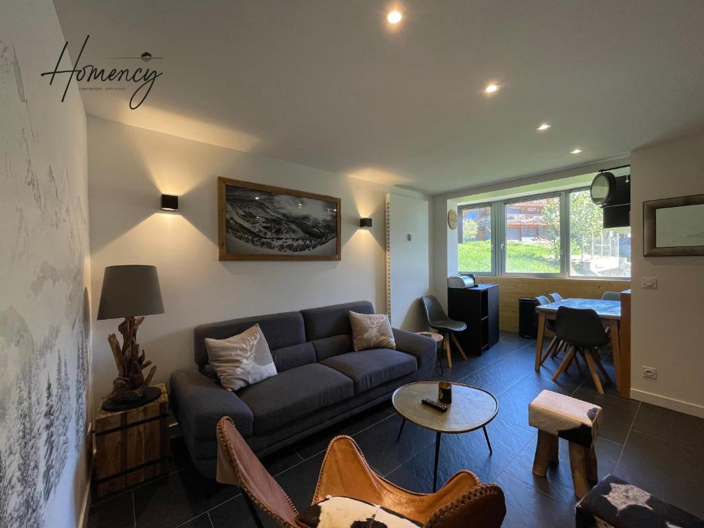 un salon avec un canapé et une table dans l'établissement Homency - Résidence de l'Oisans F1, à L'Alpe-d'Huez