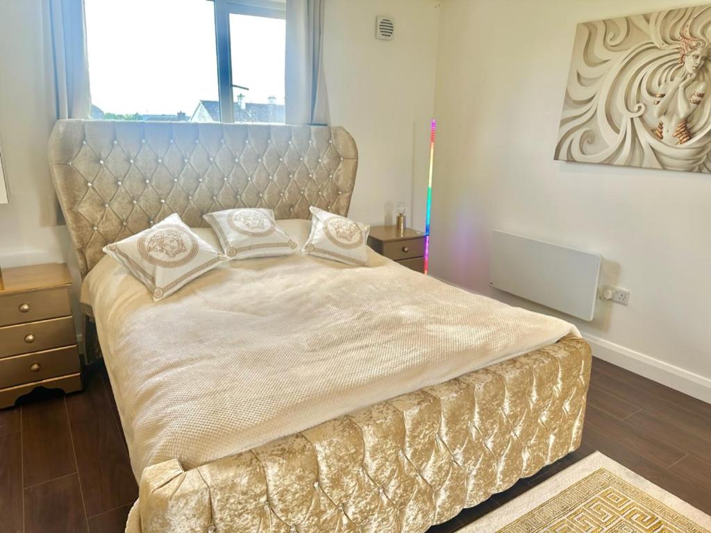 Postel nebo postele na pokoji v ubytování Kildare Luxury Suites