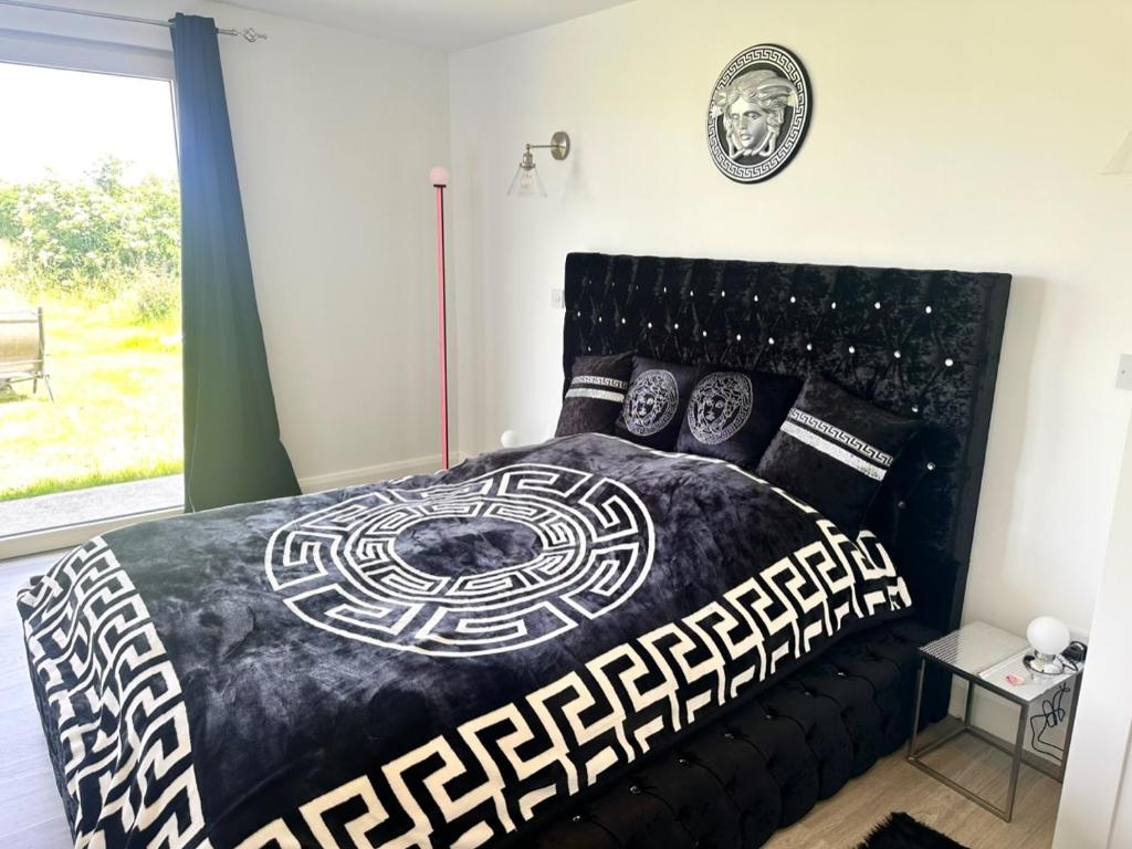 Postel nebo postele na pokoji v ubytování Kildare Luxury Suites